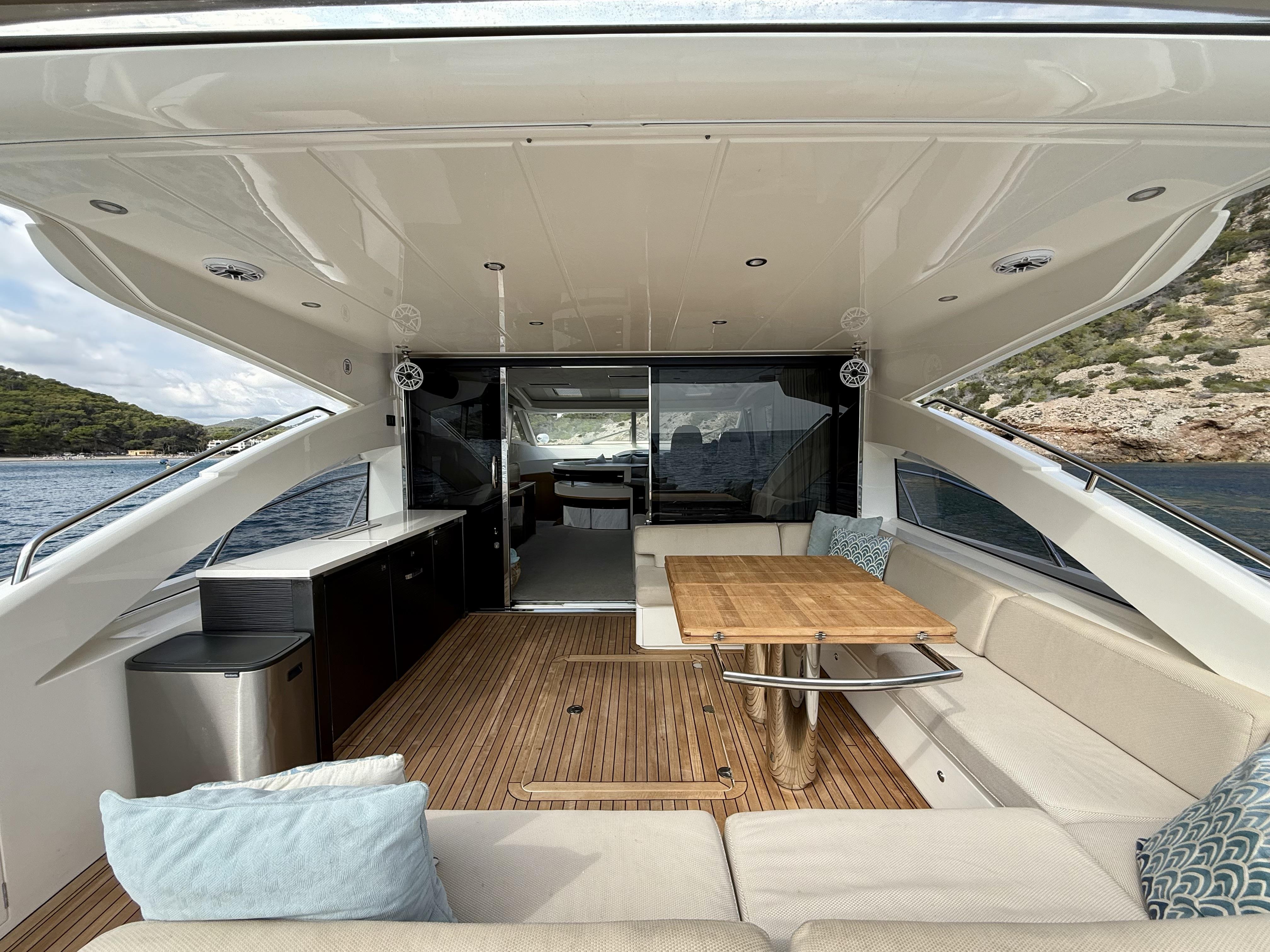 2015 PRINCESS  V72 